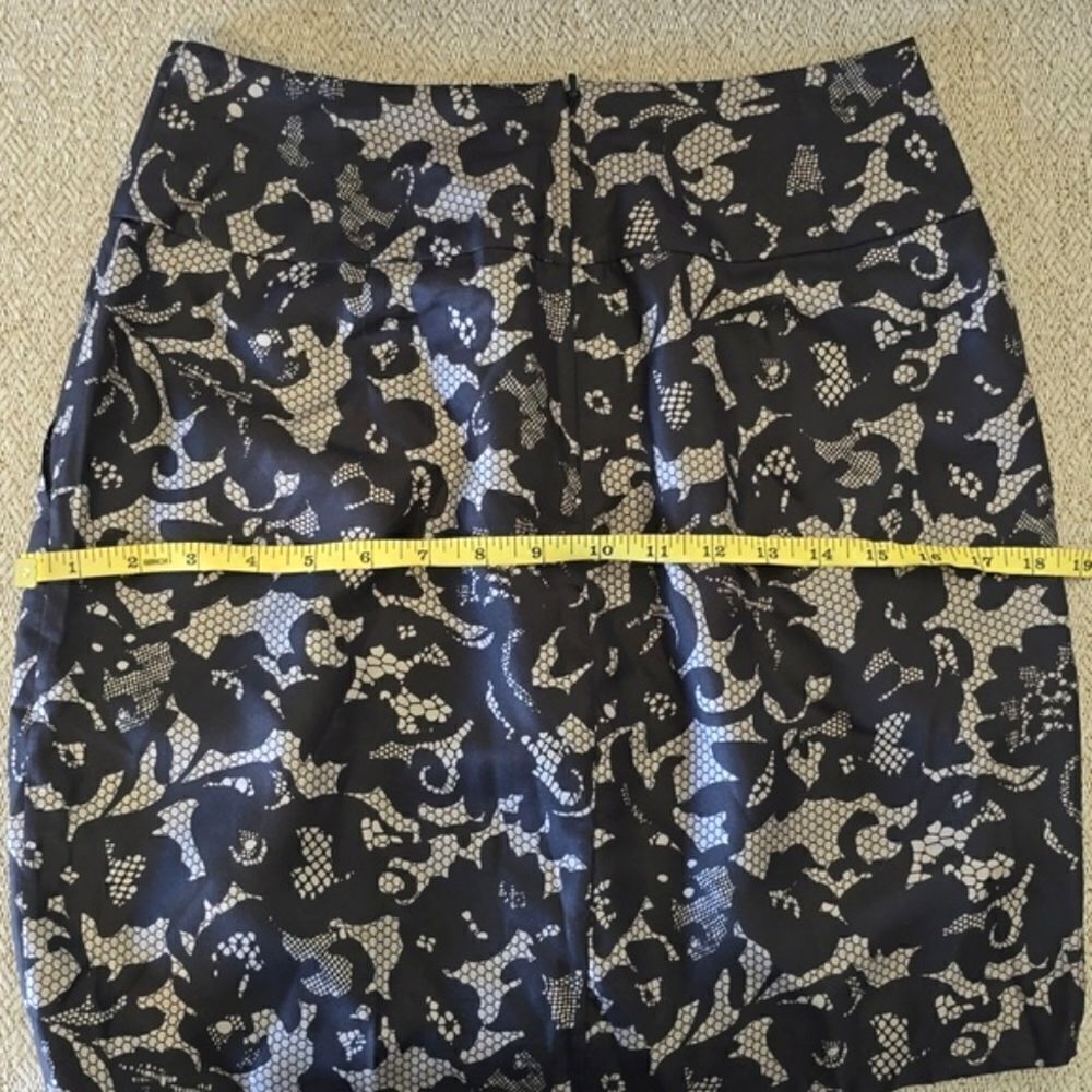 Banana Republic Black and Taupe Lace Print Silk Skirt - Size 6 Petite - Picture 9 of 14
